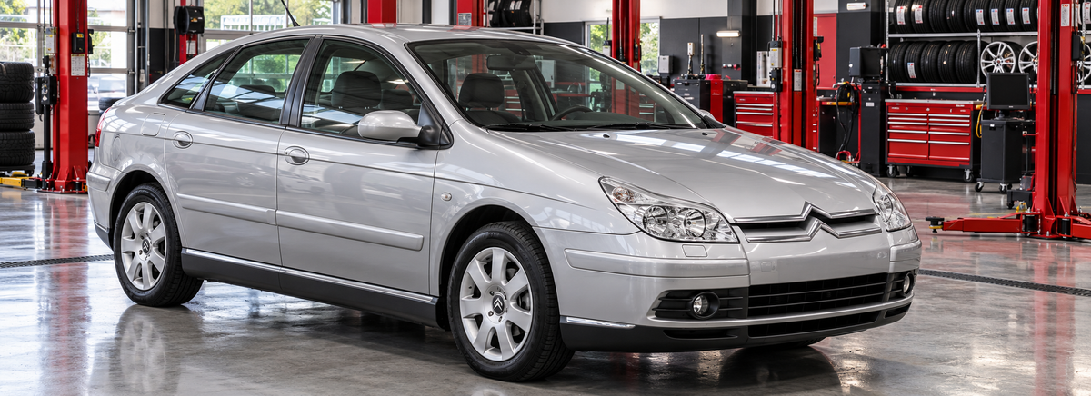 Citroën C5 2.0L / 3.0L 2003-2007 en un taller de llantas