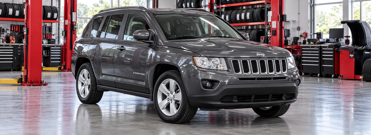 Jeep Compass MK 2011-2017 en un taller de llantas
