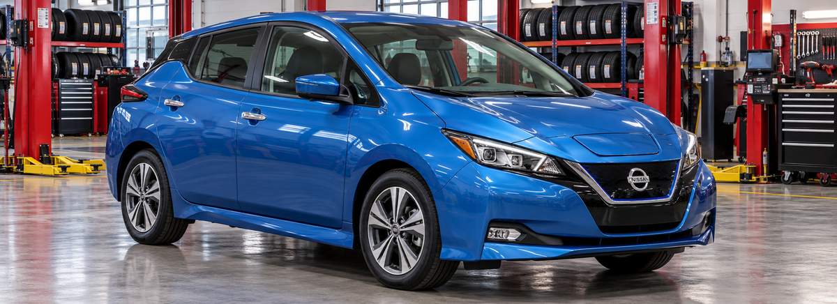 Nissan Leaf II ZE1 Eléctrico 2019-2021 en un taller de llantas