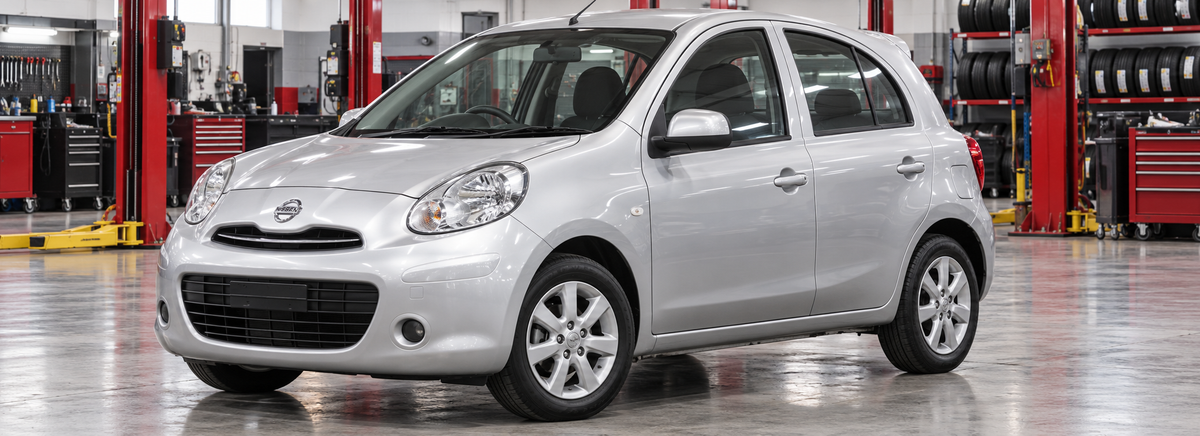 Nissan March K13 Drive y Sense 1.6L 2012-2013 en un taller de llantas