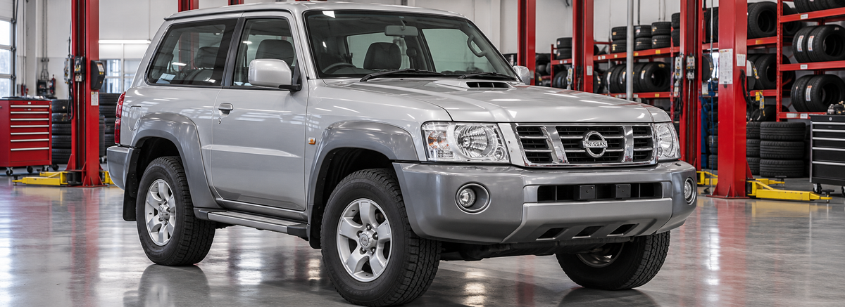 Nissan Patrol Y61 3.0 TD tres puertas 2005-2007 en un taller de llantas