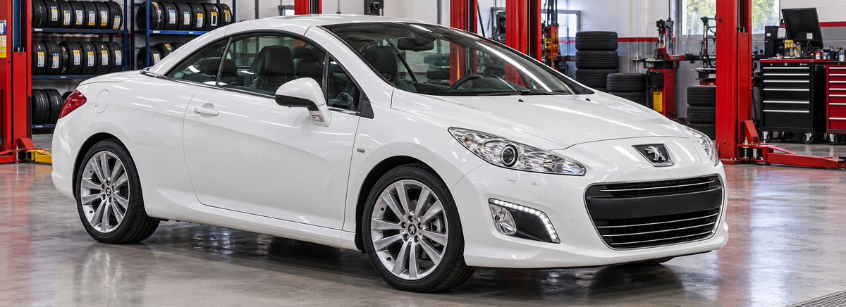 Peugeot 308 CC 1.6 Turbo 2010-2014 en un taller de llantas