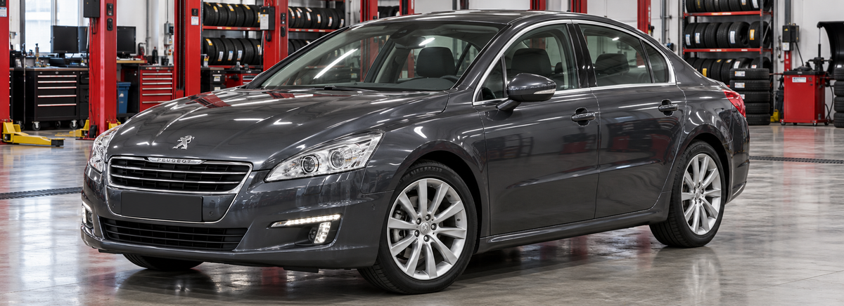 Peugeot 508 Allure 1.6 Turbo 2013-2014 en un taller de llantas