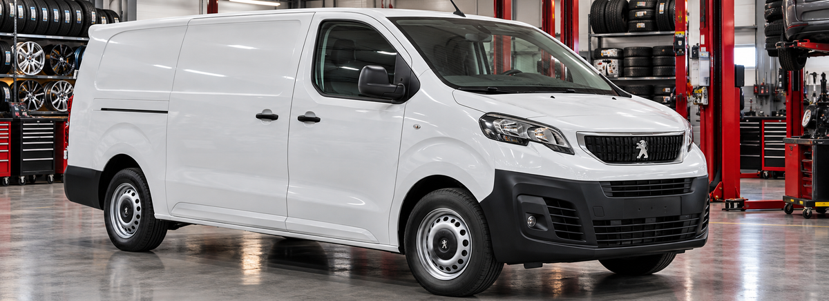 Peugeot Expert III K0 2.0 HDi 2022-2024 en un taller de llantas
