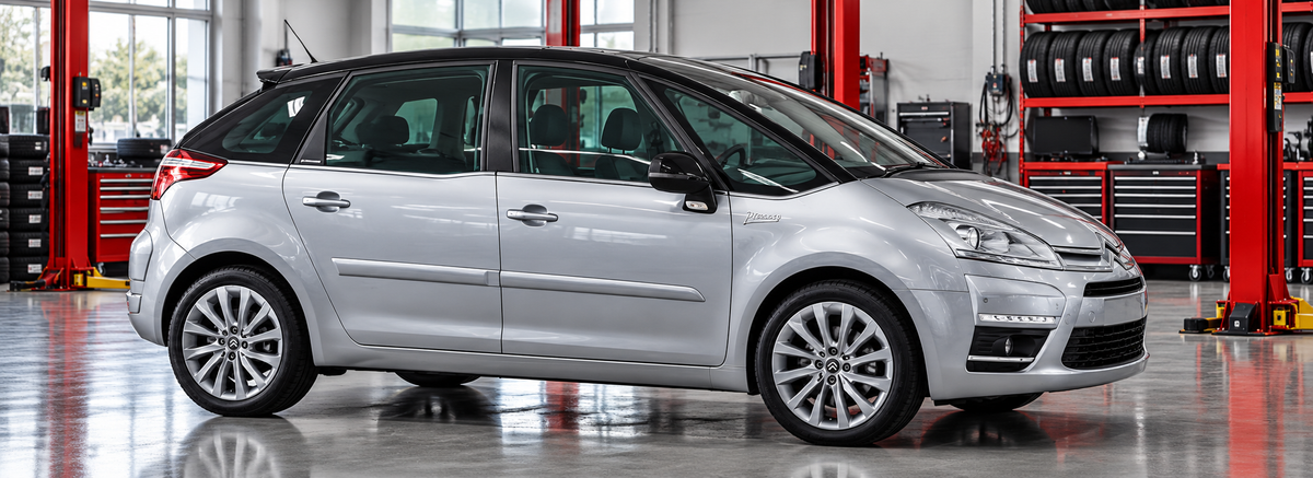 Citroën C4 Picasso 2.0L 5 pasajeros 2008-2014 en un taller de llantas