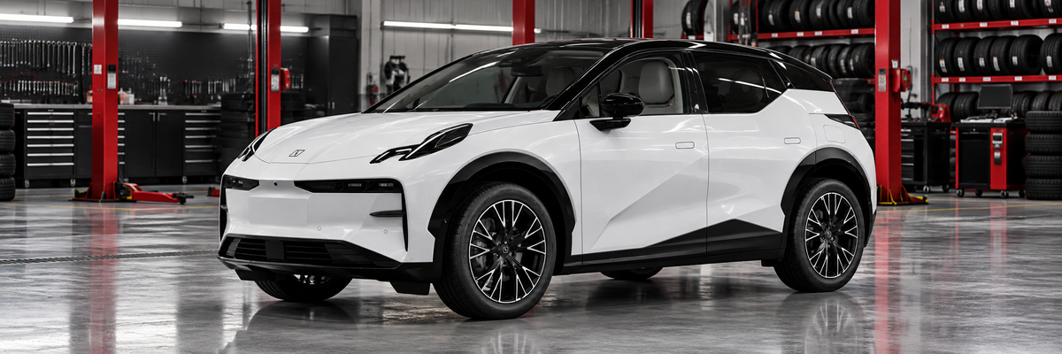 Zeekr X Premium RWD blanco con techo negro dentro de un taller de llantas.