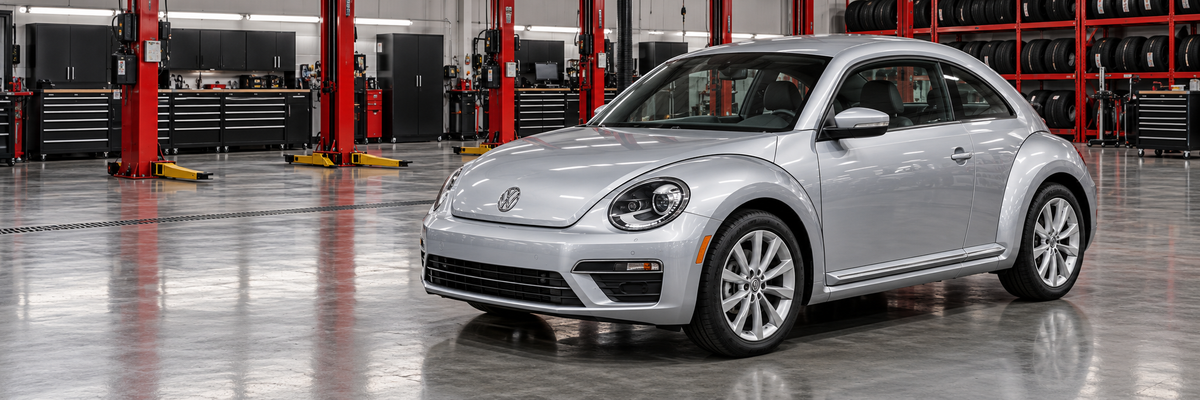 Volkswagen Beetle 2.5L 2019 dentro de un taller de llantas y aros