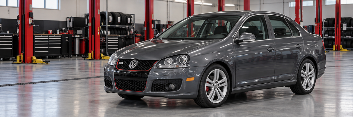 Volkswagen Bora A5 GLI deportivo dentro de un taller de llantas y aros