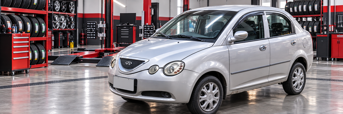 Chery QQ6 1.3 sedán de cuatro puertas dentro de un taller