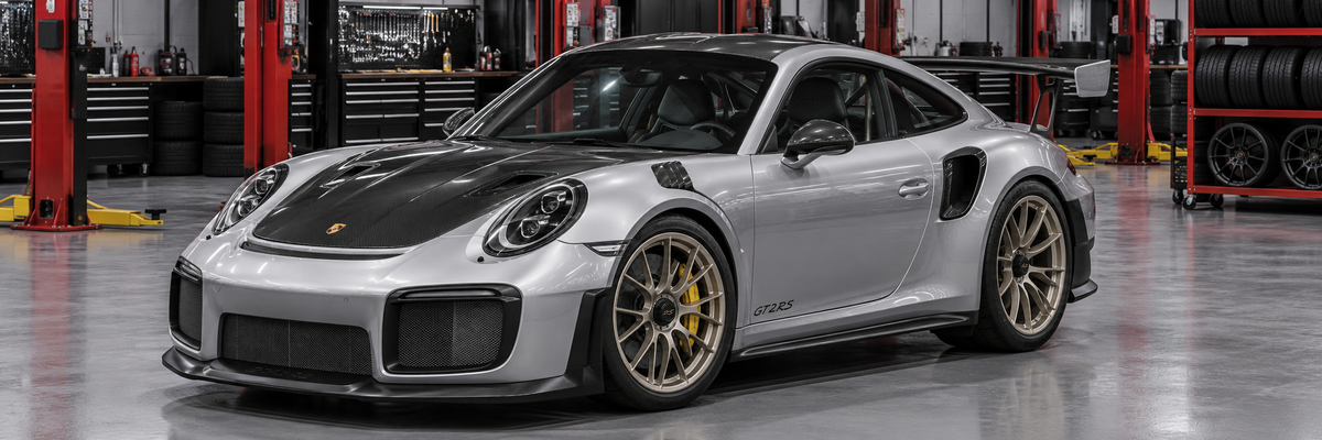 Porsche 911 GT2 RS 991.2 dentro de un taller