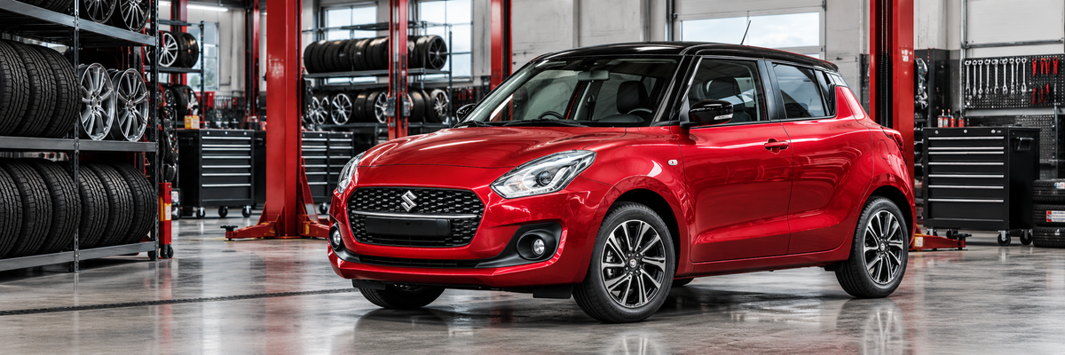 Suzuki Swift GL 1.2 Dualjet híbrido ligero, generación 2017-2023, en un taller