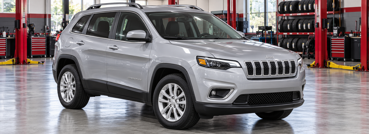 Jeep Cherokee Longitude KL 2.4L 2019 en un taller de llantas