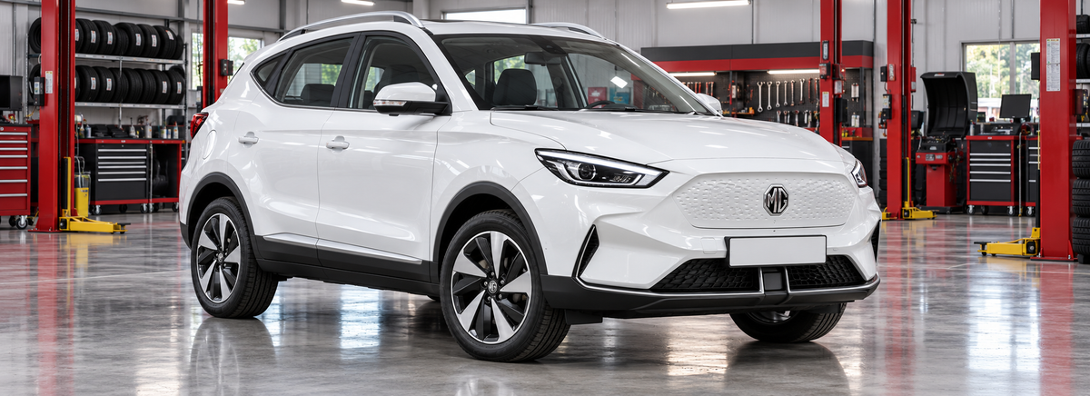 MG ZS EV facelift frente cerrado 2022-2024 en un taller de llantas