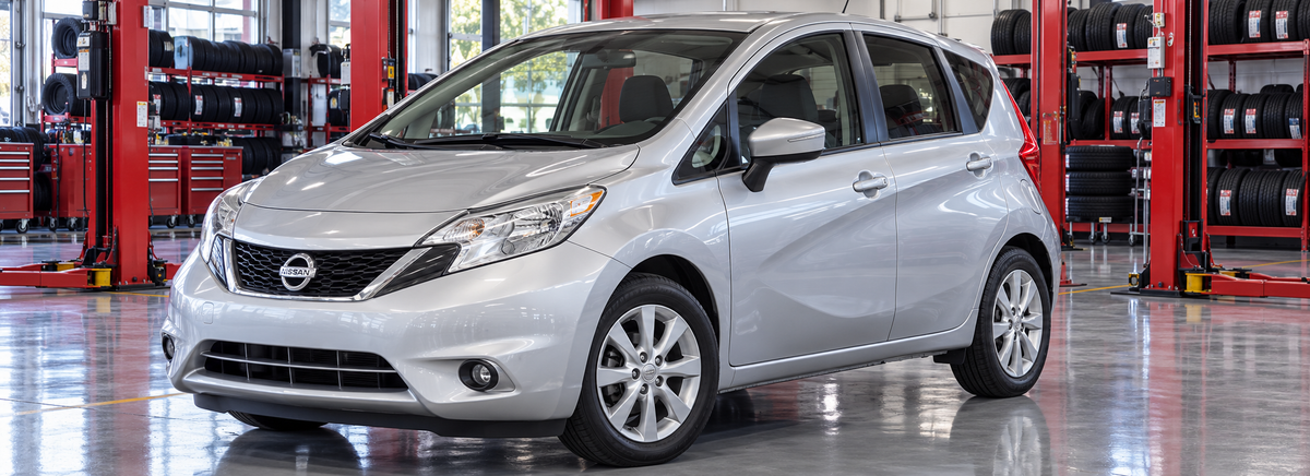 Nissan Note E12 1.6L 2014 en un taller de llantas