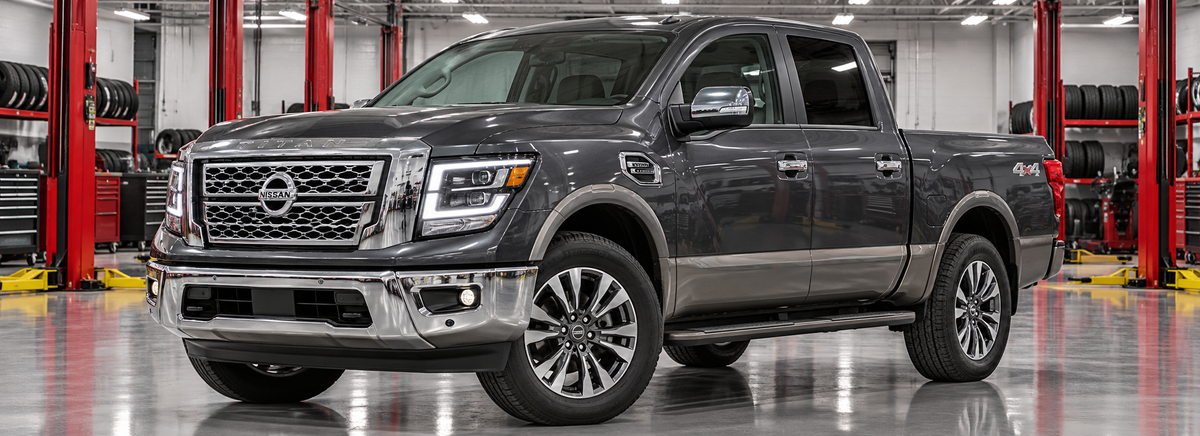 Nissan Titan II Platinum Reserve 5.6L 4x4 2022 en un taller de llantas