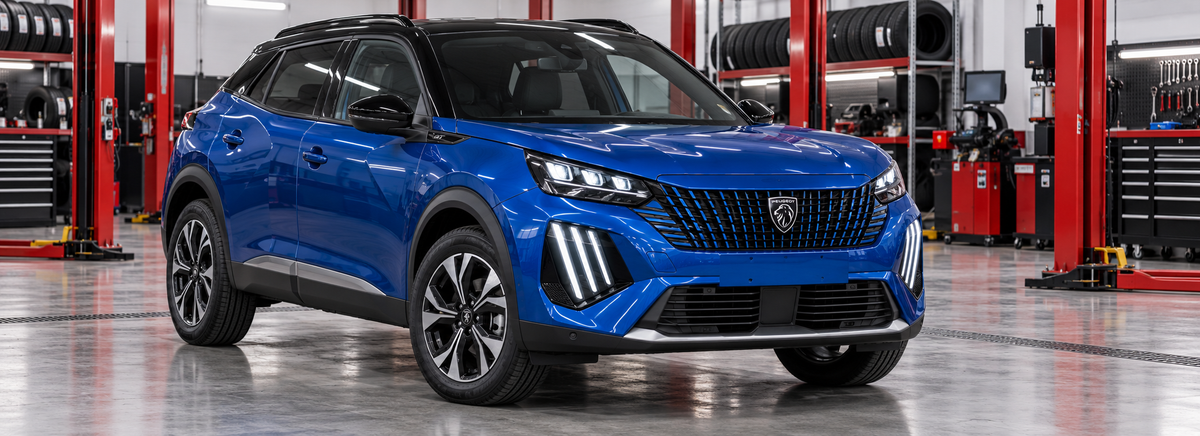 Peugeot 2008 II MCA Allure y GT Line 1.2L 2025-2026 en un taller de llantas