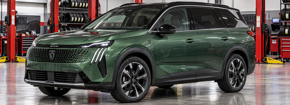 Peugeot 5008 III P74 1.6L 2026 en un taller de llantas