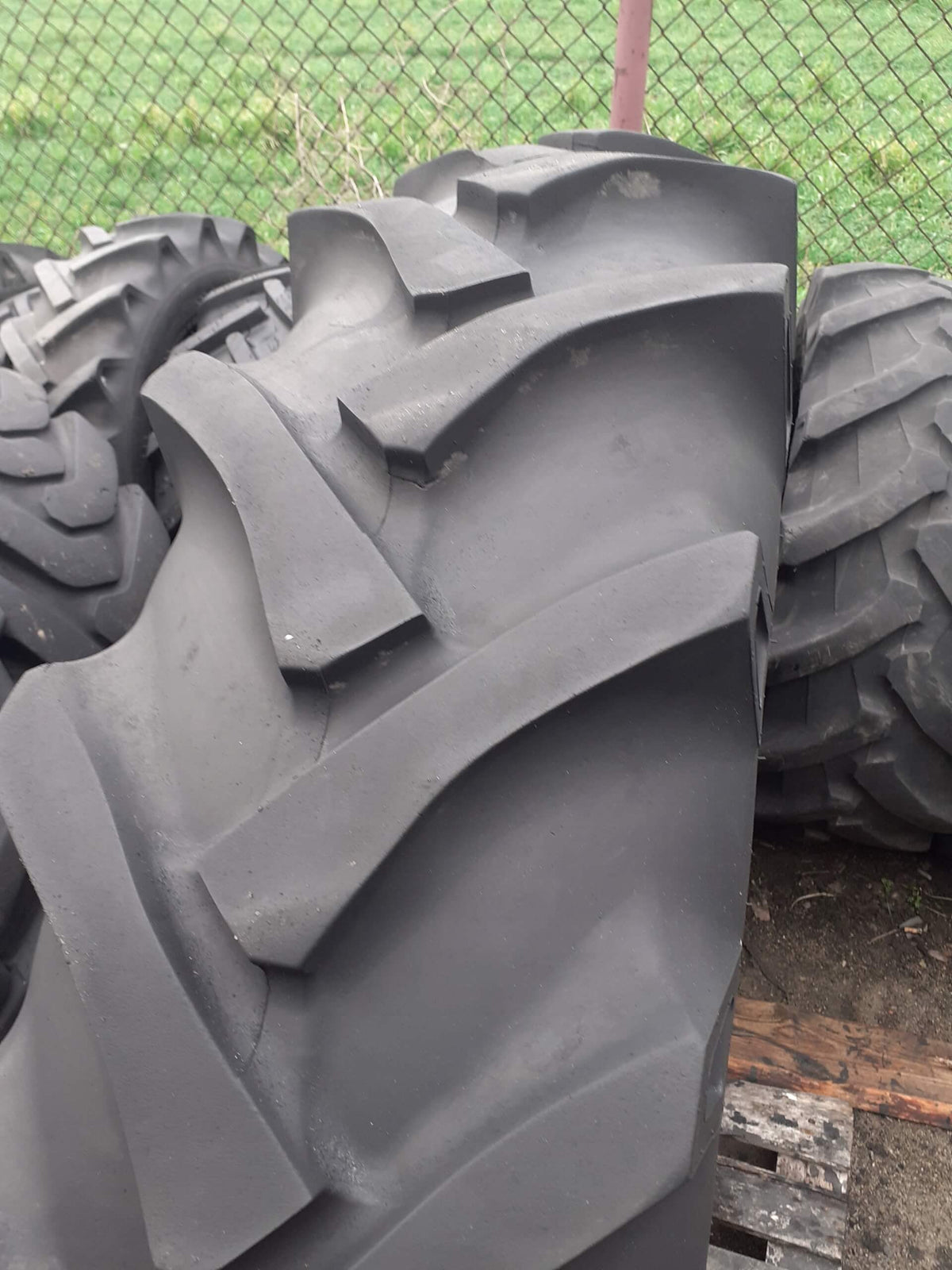BKT® TR135 - 12.4-24 12PR (R1) E TT