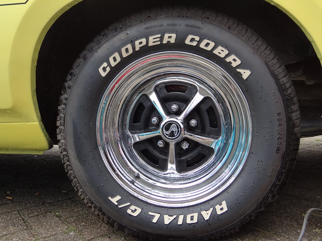 COOPER TIRES® 160020024 - COBRA RADIAL G/T WITH WHITE LETTERING P215/70R15 97T